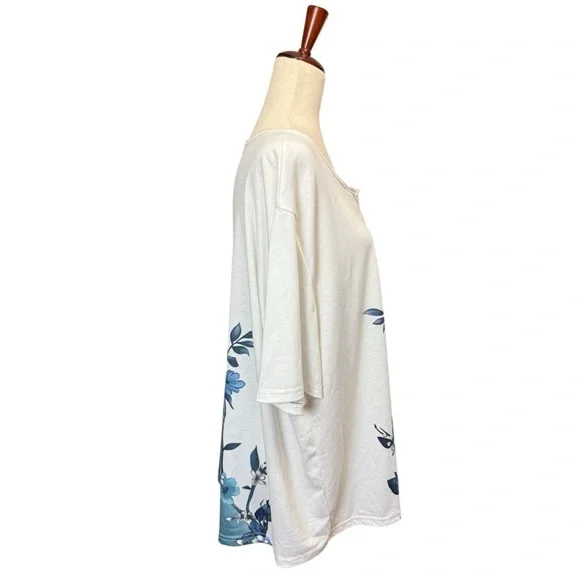 Women’s Plus Floral V-Neck Short Sleeve Loose Fit Knit Top. Blue White 3X #1511 - Picture 4 of 7